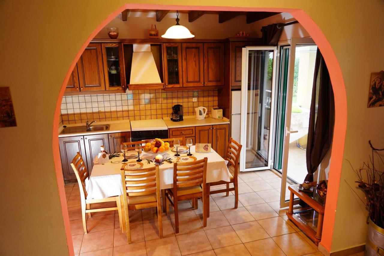Stefanias Appartments Agios Matthaios  Exterior photo